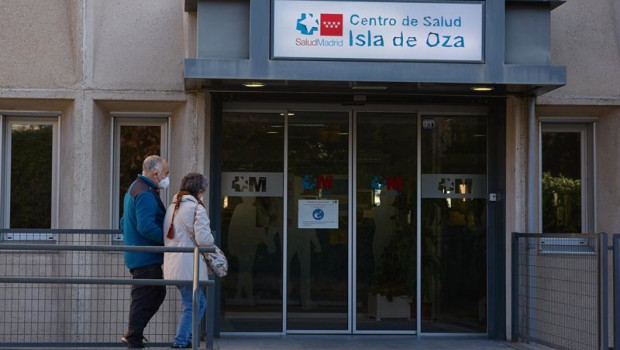 ep archivo   dos personas entran en el centro de salud isla de oza a 11 de enero de 2024 en madrid