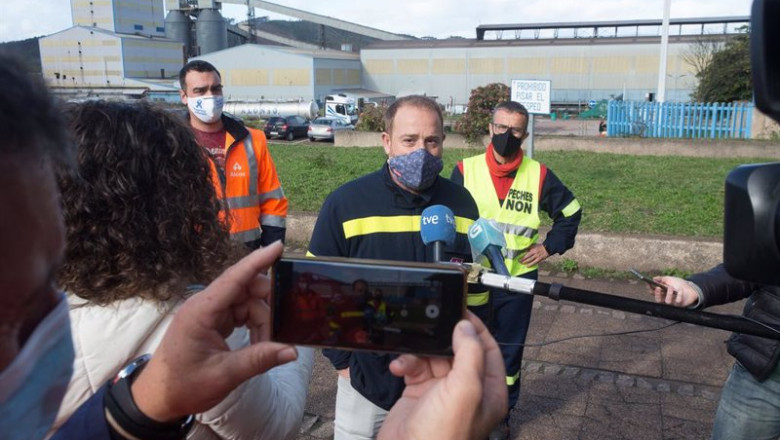 Archivo - El presidente del comité de Alcoa, José Antonio Zan, interviene en una rueda de prensa convocada ante los medios en San Cibrao, en Cervo, Lugo, Galicia, (España), a 9 de noviembre de 2020. En la intervención han ofrecido "paz social" si la empre | Carlos Castro - Europa Press - Archivo ep archivo el presidente del comite de alcoa jose antonio zan interviene en una rueda de prensa