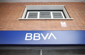 ep archivo - imagen del nuevo logo del bbva sobre una oficina de la compania en madrid