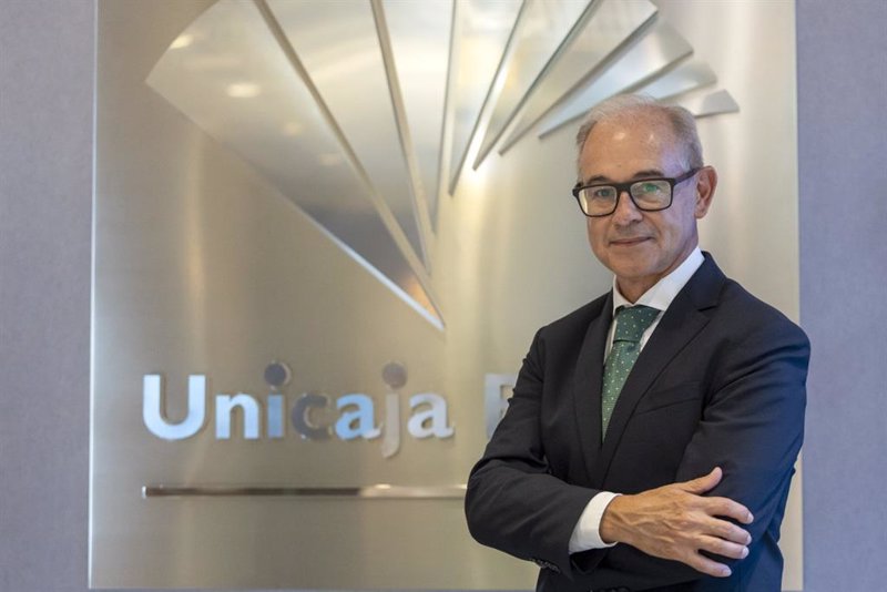 Unicaja sube tras vender una cartera de inmuebles improductivos por 100 millones