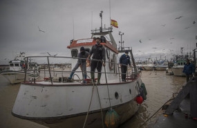 ep archivo llegada de un barco pesquero de la lonja de la cofradia de pescadores de sanlucar de ep archivo llegada de un barco pesquero de la lonja de la cofradia de pescadores de sanlucar de