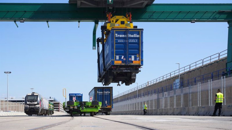 ep archivo obras durante la inauguracion de la autopista ferroviaria valencia madrid en el puerto ep archivo obras durante la inauguracion de la autopista ferroviaria valencia madrid en el puerto