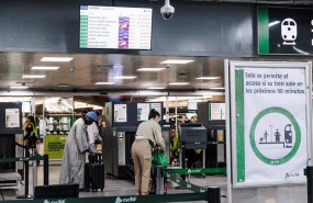 ep archivo   pasajeros realizando el control de seguridad en la estacion de tren de atocha