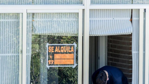 ep archivo   un cartel anunciando el alquiler de una vivienda