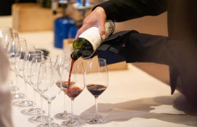 ep archivo   un sumiller sirve vino de rioja alavesa