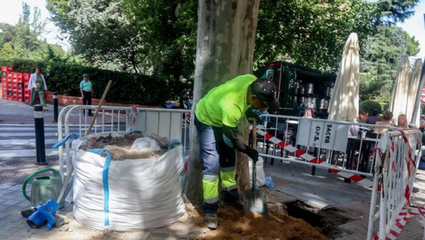 ep archivo un trabajador en la calle a 12 de septiembre de 2024 en madrid espana ep archivo un trabajador en la calle a 12 de septiembre de 2024 en madrid espana