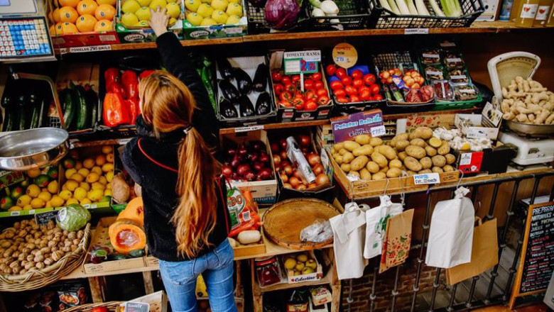 ep archivo una empleada coloca limones en una fruteria ep archivo una empleada coloca limones en una fruteria