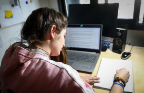 ep archivo   una joven con audifono estudiando