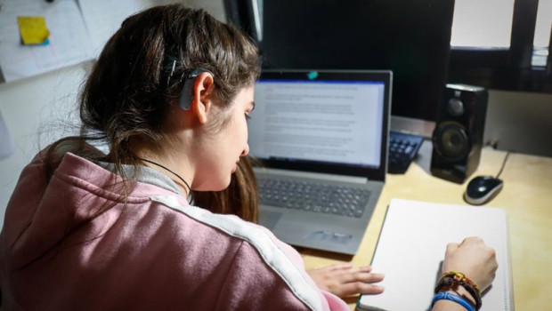 ep archivo   una joven con audifono estudiando