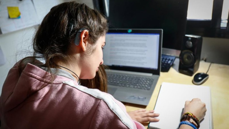 ep archivo una joven con audifono estudiando ep archivo una joven con audifono estudiando