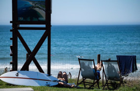 ep archivo   varias personas toman el sol frente a la playa silgar a 30 de septiembre de 2023 en