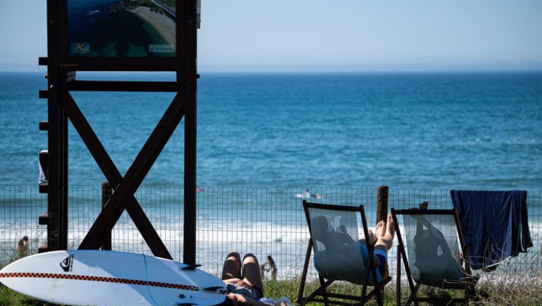 ep archivo varias personas toman el sol frente a la playa silgar a 30 de septiembre de 2023 en ep archivo varias personas toman el sol frente a la playa silgar a 30 de septiembre de 2023 en