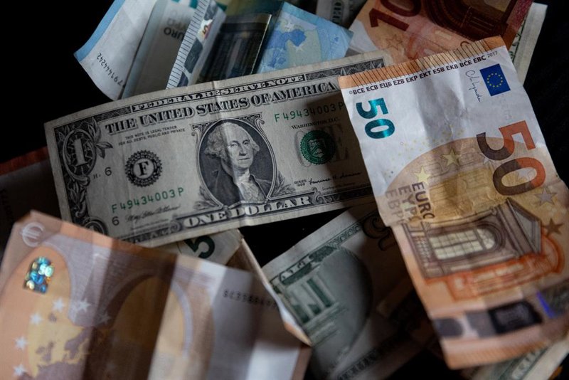 El dólar mantendrá su fortaleza frente al euro y estas son las razones que dan los expertos