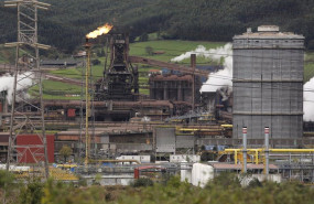 ep archivo   vista de una fabrica de acero en gijon asturias espana a 4 de diciembre de 2020