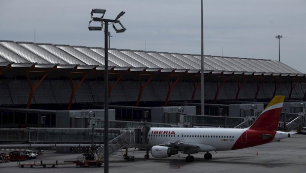 ep aviones aparcados en el aeropuerto adolfo suarez madrid barajas