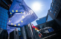 ep bandera de la union europea frente al edificio del parlamento europeo en bruselas ep bandera de la union europea frente al edificio del parlamento europeo en bruselas