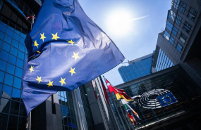 ep bandera de la union europea frente al edificio del parlamento europeo en bruselas