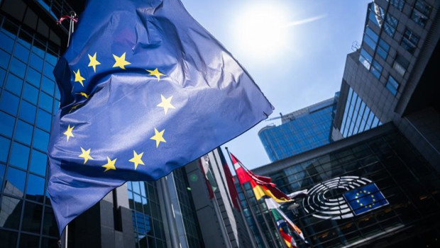 ep bandera de la union europea frente al edificio del parlamento europeo en bruselas