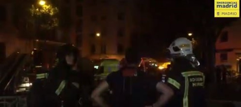 Bomberos trabajan en la extinción del incendio de una vivienda en Chamberí | EMERGENCIAS MADRID ep bomberosenextincionincendiouna viviendachamberi