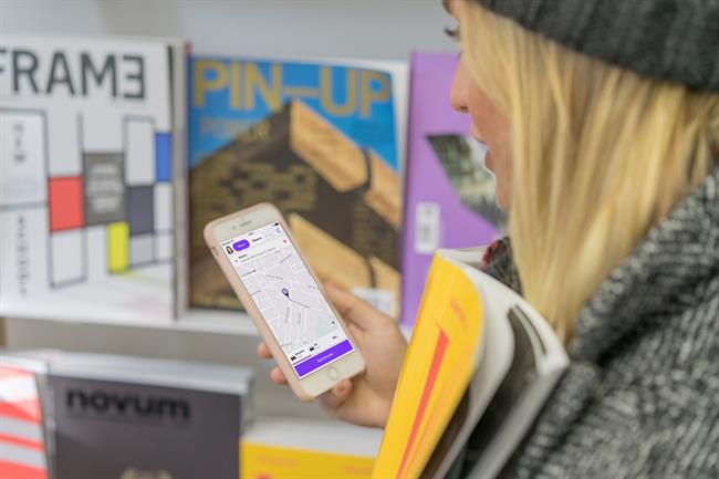 Chica viendo la aplicación de Cabify en el móvil | CABIFY - Archivo ep chica viendoaplicacioncabifymovil