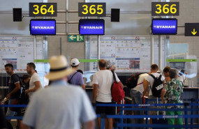 ep cientos de turistas hacen colas en los puestos de embarque de ryanair en el aeropuerto costa del