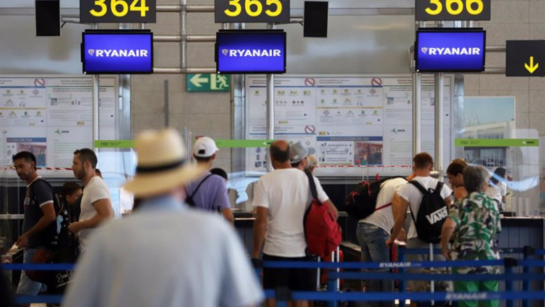 Álex Zea - Europa Press ep cientos de turistas hacen colas en los puestos de embarque de ryanair en el aeropuerto costa del