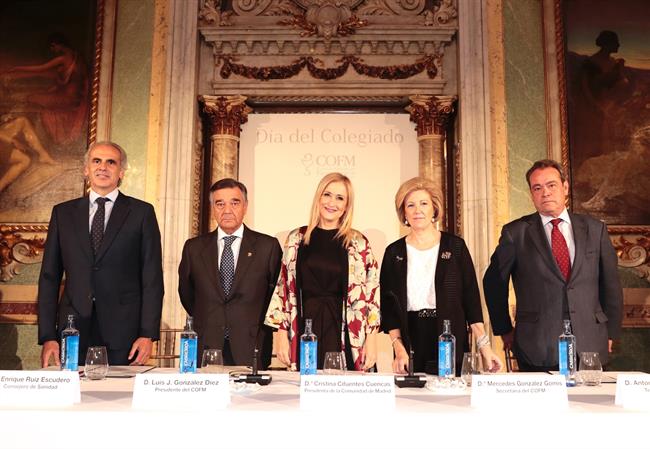 Cifuentes y el consejero de Sanidad con el Colegio de Farmacéuticos | COMUNIDAD DE MADRID ep cifuentes consejero sanidad colegio farmaceuticos