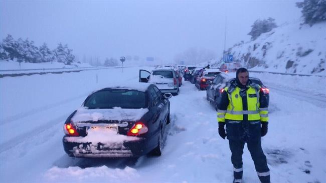 Coches atrapados por el temporal de nieve en la AP-6 | DGT ep coches atrapadostemporalnievela ap-6