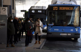 ep colas de gente esperando el autobus en madrid