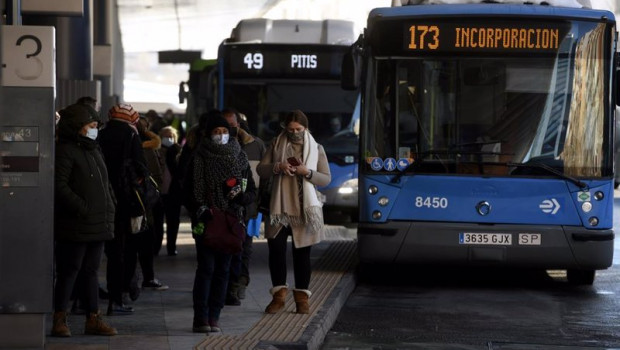 ep colas de gente esperando el autobus en madrid