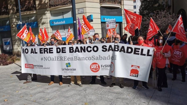 ep concentracion de trabajadores del banco sabadell durante la jornada de huelga del 6 de octubre de