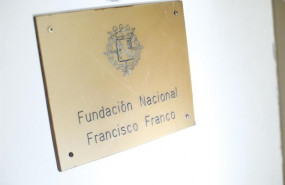 ep detalle de la placa de entrada en la sede de la fundacion francisco franco sita en la avenida