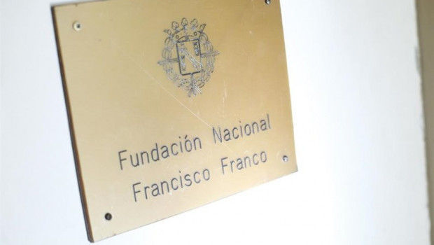 ep detalle de la placa de entrada en la sede de la fundacion francisco franco sita en la avenida