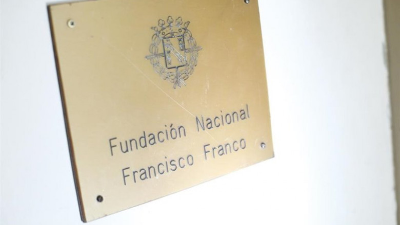 ep detalle de la placa de entrada en la sede de la fundacion francisco franco sita en la avenida