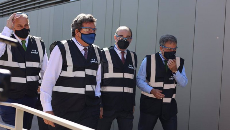 El alcalde de Burgo del Ebro, Vicente Miguel Royo; el ministro de Inclusión,, José Luis Escrivá; el presidente del Gobierno de Aragón, Javier Lambán, y el presidente del Grupo Saica, Ramón Alejandro Balet, visitan la planta de Saica. | Fabián Simón - Europa Press ep el alcalde de burgo del ebro vicente miguel royo el ministro de inclusion jose luis escriva el