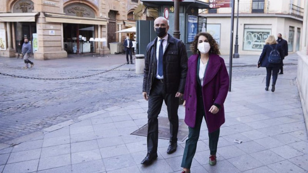 ep el alcalde de sevilla antonio munoz junto a la ministra de hacienda maria jesus montero paseando
