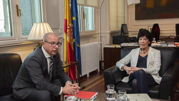 ep el consejero de educacion de la comunidad foral de navarra carlos gimeno y la ministra de