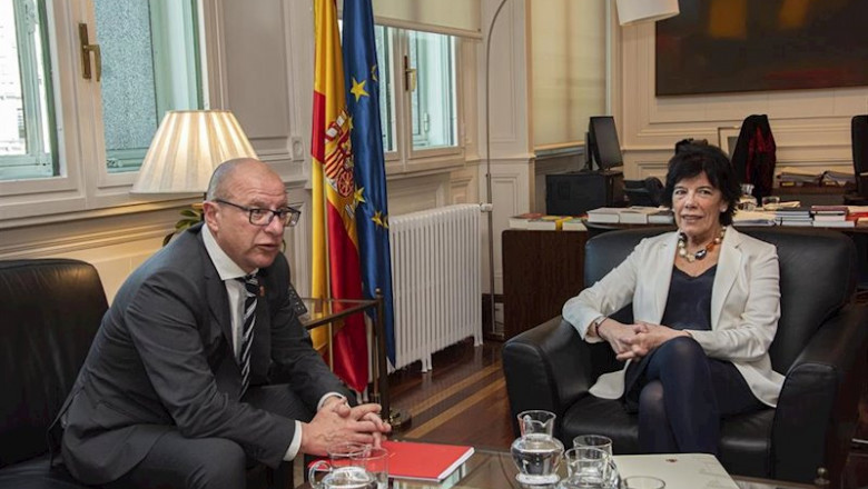 El consejero de Educación de la Comunidad Foral de Navarra, Carlos Gimeno, y la ministra de Educación y Formación Profesional, Isabel Celaá, durante una reunión en la sede del Ministerio, en Madrid. | MEFP ep el consejero de educacion de la comunidad foral de navarra carlos gimeno y la ministra de
