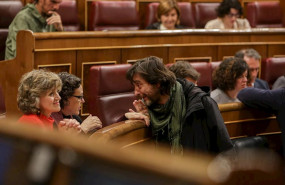 ep el diputado de unidas podemos rafael mayoral habla con las diputadas socialistas y exministras