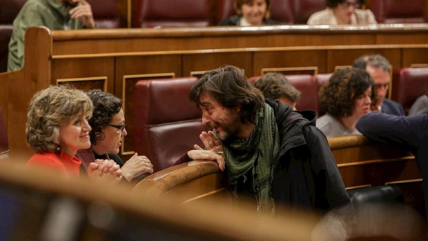 ep el diputado de unidas podemos rafael mayoral habla con las diputadas socialistas y exministras