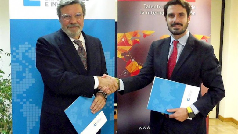El presidente del Club de Exportadores, Antonio Bonet, y el presidente de ICEX Alumni, Adolfo Romero de Marcelo, firman un acuerdo para promover la formación. | CLUB DE EXPORTADORES ep el presidente del club de exportadores antonio bonet y el presidente de icex alumni adolfo romero