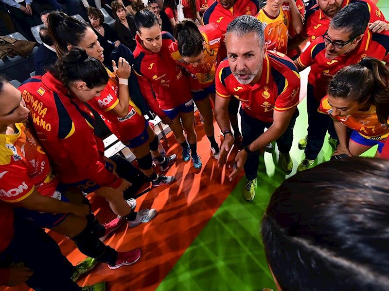 ep el seleccionador espanol femenino de balonmano carlos viver junto a las guerreras