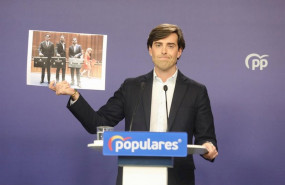 ep el vicesecretario de comunicacion del partido popular pablo montesinos muestra una imagen en la