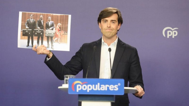 ep el vicesecretario de comunicacion del partido popular pablo montesinos muestra una imagen en la