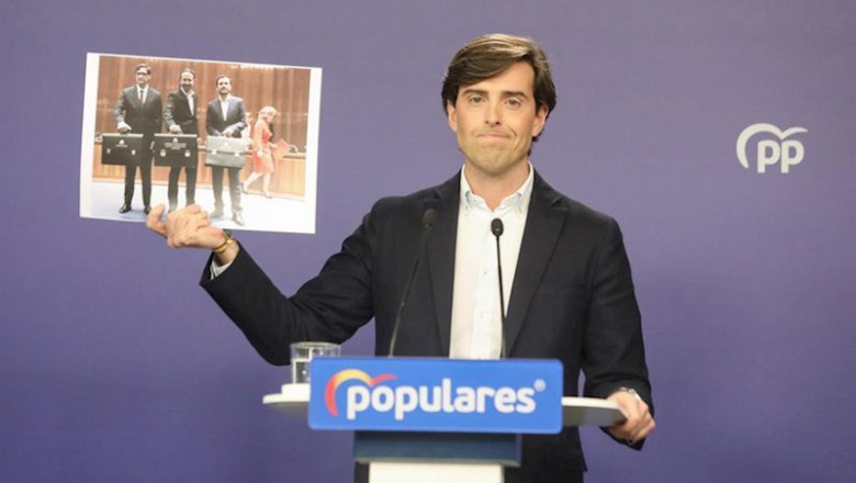 ep el vicesecretario de comunicacion del partido popular pablo montesinos muestra una imagen en la