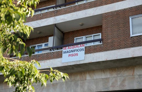 ep en el balcon de un piso se ve colgado un cartel en el que se lee se alquilan magnificos pisos