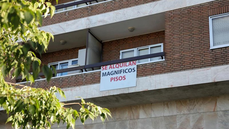 En el balcón de un piso, se ve colgado un cartel en el que se lee 'Se alquilan magníficos pisos'. | Jesús Hellín - Europa Press - Archivo ep en el balcon de un piso se ve colgado un cartel en el que se lee se alquilan magnificos pisos