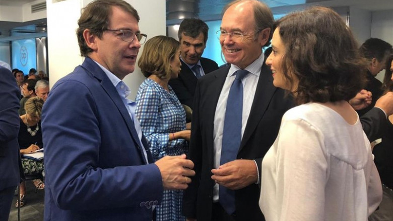 Fernández Mañueco conversa con Pío García Escudero e Isabel Díaz Ayuso | PP ep fernandez manueco conversapio garcia escudero e isabel diaz ayuso