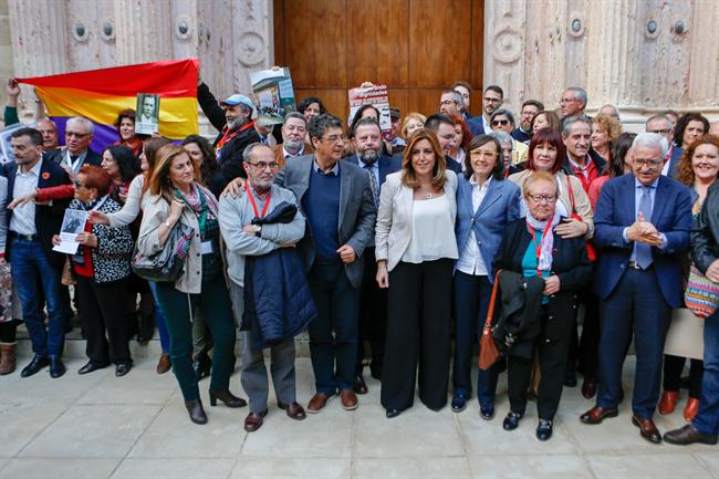 Foto de familia tras la aprobación de la Ley de Memoria en el Parlamento andaluz | EUROPA PRESS/EDUARDO BRIONES ep fotofamiliala aprobacionla leymemoriaparlamento andaluz