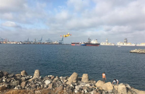 ep hidroavion maniobrando para coger agua en el puerto de las palmas